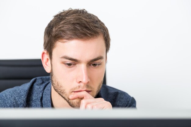 Homme blond prenant une décision