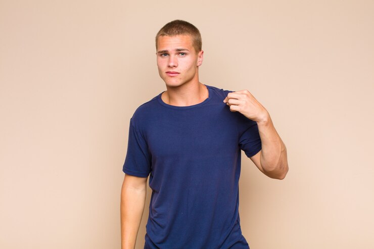 Photo homme blond à la recherche arrogant, réussi