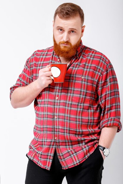 L'homme boit du café pour se réveiller