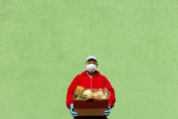 L'homme avec une boîte de nourriture, d'aide et un don de nourriture