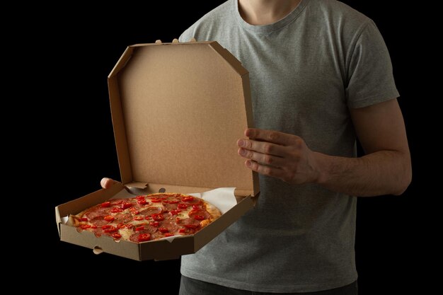 Un homme avec des boîtes à pizza dans ses mains Livraison de pizza