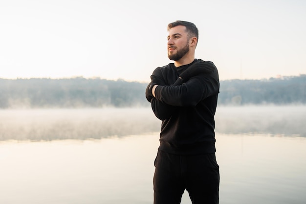 Homme en bonne santé faisant du sport le matin d'été