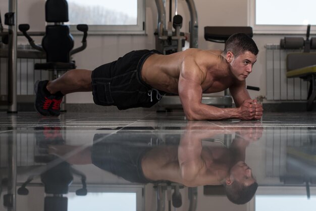 Homme en bonne santé faisant des exercices abdominaux sur le sol