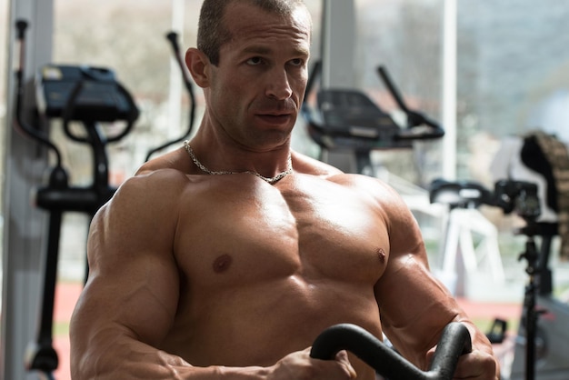 Homme en bonne santé faisant des exercices de dos dans la salle de gym