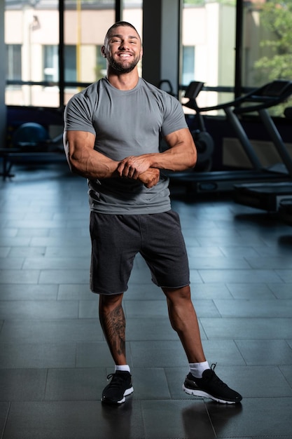 Homme en bonne santé posant en t-shirt gris