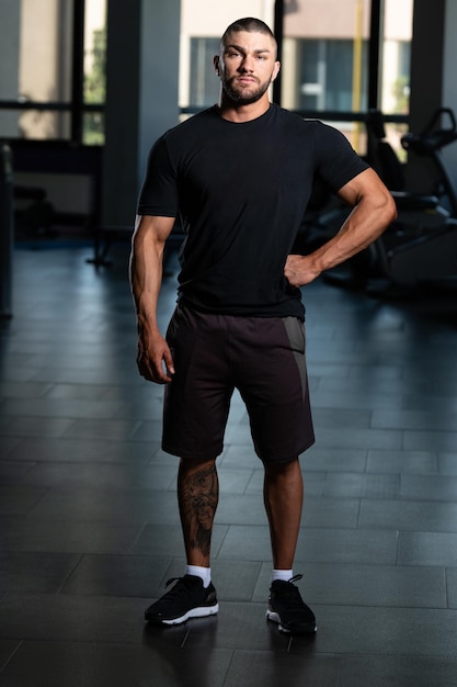 Homme en bonne santé posant en t-shirt noir