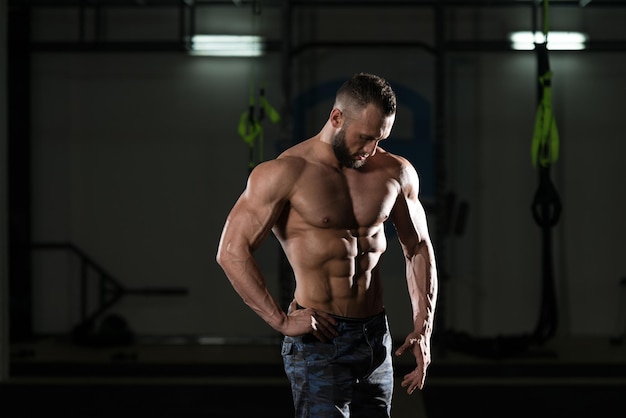 Homme en bonne santé avec Six Pack