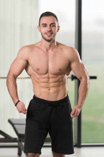 Homme en bonne santé avec Six Pack