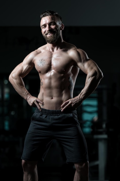 Homme en bonne santé avec Six Pack