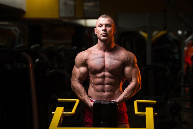 Homme en bonne santé avec Six Pack