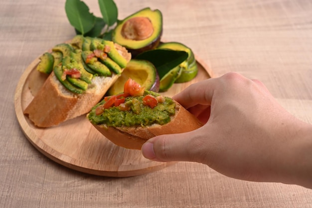 Homme en bonne santé tenant des sandwichs à l'avocat