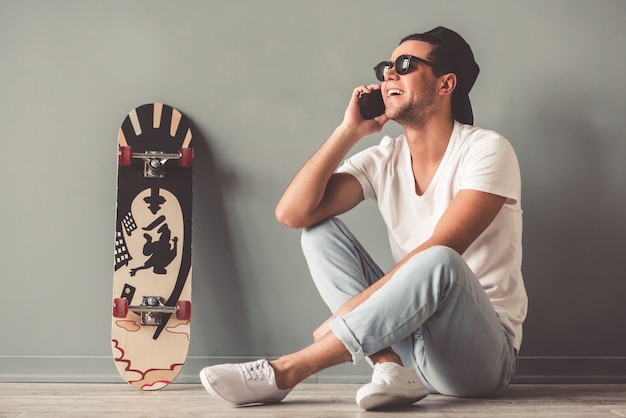 Homme En Bonnet Et Lunettes De Soleil Parle Au Téléphone