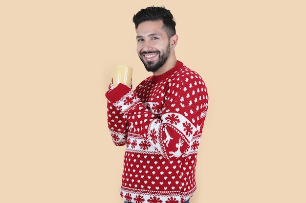 homme avec bonnet de noel noël, avec une tasse de cacao