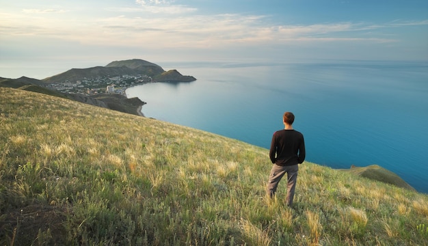 Homme sur le bord Falaise de montagne et de mer