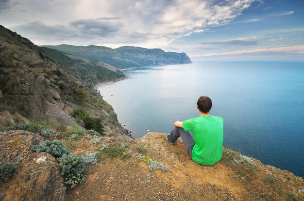 Photo l'homme sur le bord de la rupture