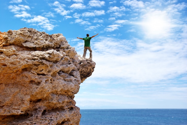 Homme sur le bord