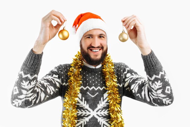 Homme avec des boules de Noël Homme avec des décorations de Noël