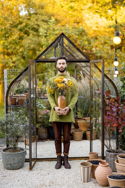 Photo homme avec bouquet dans le jardin