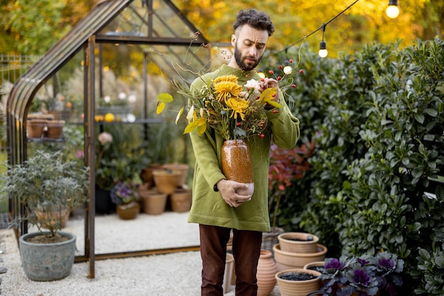 Homme avec bouquet dans le jardin