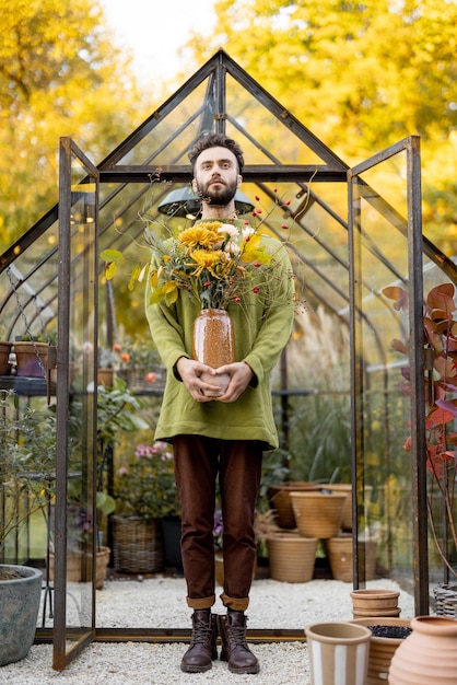 Photo homme avec bouquet dans le jardin