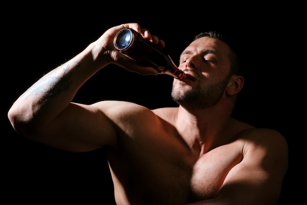 Photo homme avec une bouteille de bière en gros plan face à un homme ivre ayant un problème d'abus d'alcoolisme concept d'alcoolisme