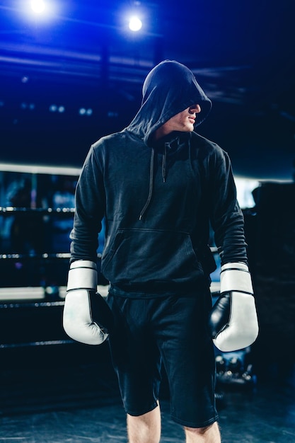 Homme de boxe en sweat à capuche Homme athlétique de combat sportif