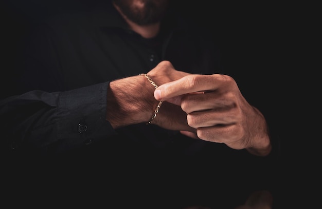 Homme avec un bracelet cher