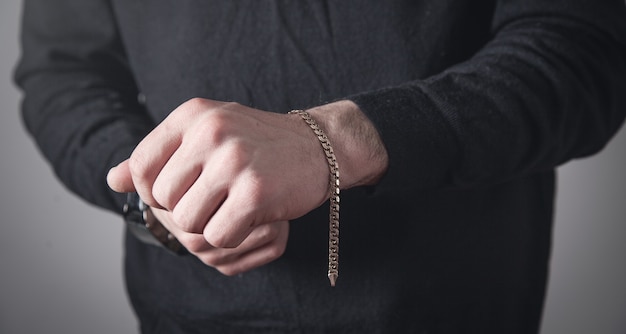 Homme avec un bracelet coûteux. Accessoires de mode et bijoux