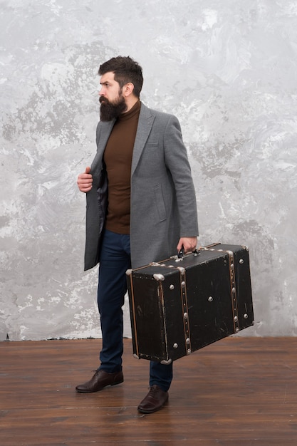 Homme Branché Avec Valise De Voyage. Bagage De Voyage Vintage. Vie Moderne. Mannequin Masculin. Homme D'affaires Mature Avec Barbe. Voyager Pour Affaires. Style Décontracté. Hipster Barbu Brutal En Denim.