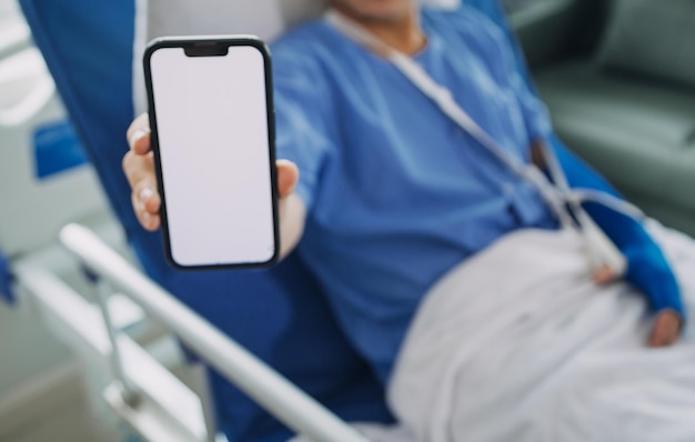 Photo homme avec un bras cassé dans le plâtre allongé sur le lit à l'hôpital