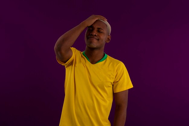 Homme brésilien afro avec le maillot de l'équipe de football de brasilia pour la coupe 2022 au qatar