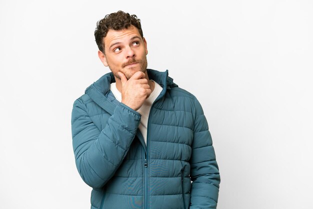 Homme brésilien sur fond blanc isolé et levant les yeux