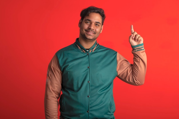 Homme brésilien portant une veste et faisant des expressions faciales