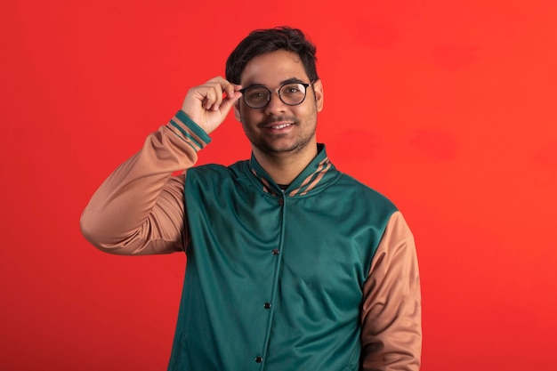 Homme brésilien portant une veste et faisant des expressions faciales