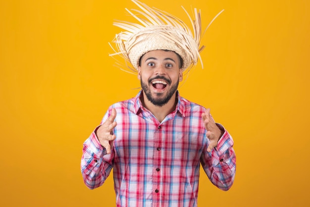 Homme brésilien portant des vêtements typiques pour la Festa Junina