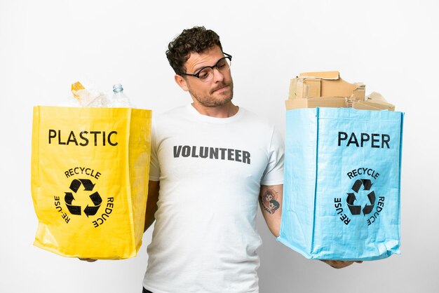 Homme brésilien tenant un sac de recyclage sur fond blanc isolé