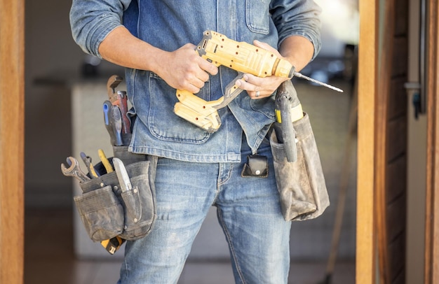 Homme de bricolage et perceuse pour la construction de bâtiments ou la rénovation et l'amélioration de la rénovation et de l'amélioration de la maison.