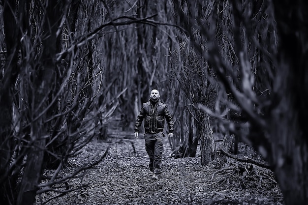 homme brutal automne parc forêt paysage fond