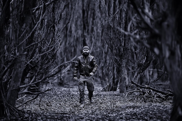 homme brutal automne parc forêt paysage fond