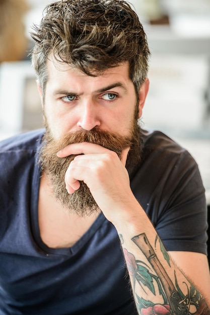 Un homme brutal a besoin d'un barbier homme réfléchi en plein air Soins de la peau du visage en attente et en train de bricoler Hipster mature avec des poils de barbe Un homme barbu se sent seul Soins des cheveux et de la barbe