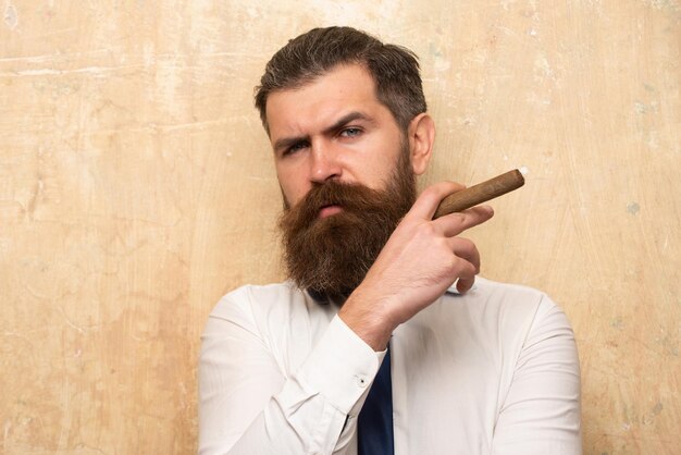 Homme brutal fumant un cigare beau modèle masculin sérieux