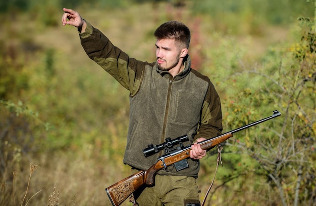 Homme brutal, garde-chasse rasé, nature, fond