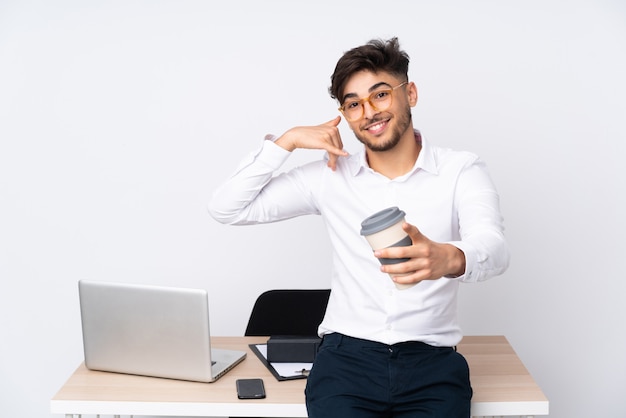 Homme, bureau, isolé, blanc, mur, confection, téléphone, geste, pointage, devant