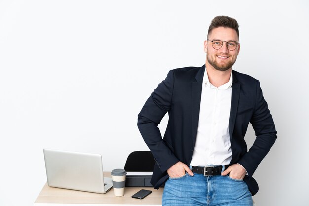 Homme, bureau, isolé, blanc, mur, rire