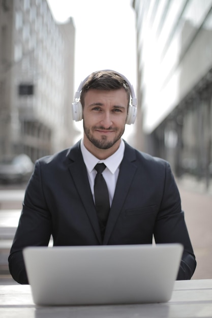 Un homme de bureau.