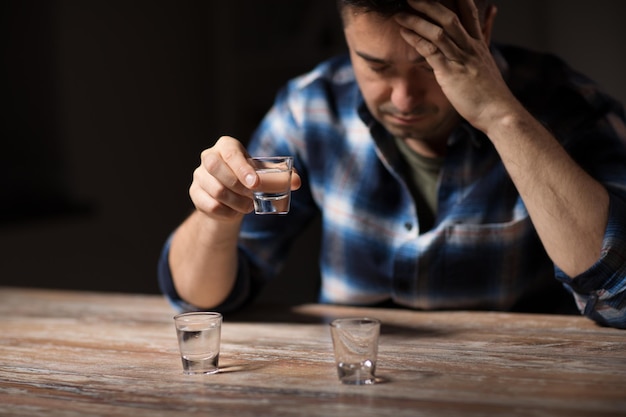 homme buvant de l'alcool la nuit