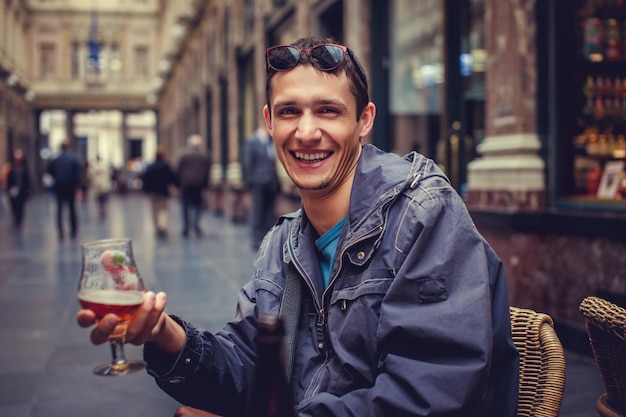 Un homme buvant de la bière dans un lieu public.