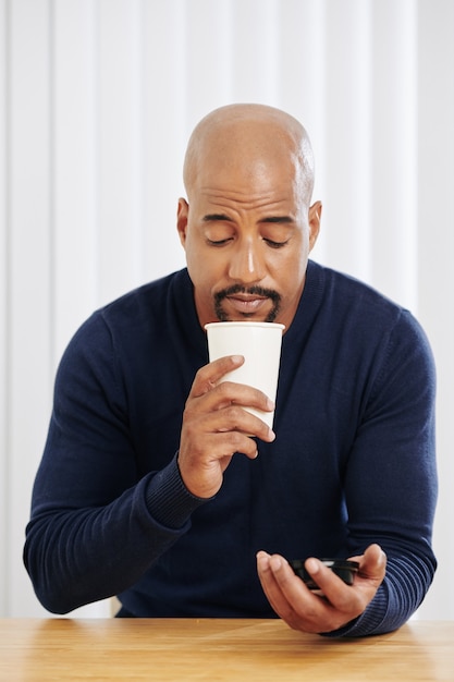 Homme buvant un cappuccino