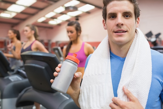 Homme buvant dans la salle de gym