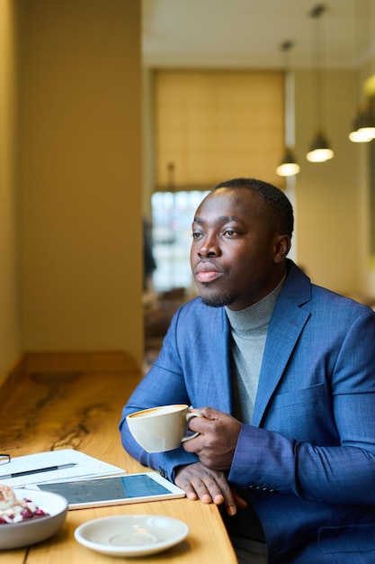 Homme buvant du café au café